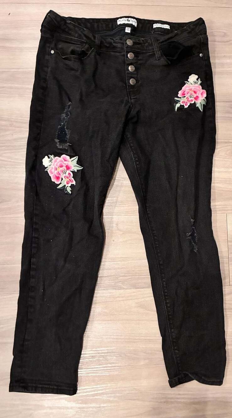 Black Daisy Jamie Relaxed Skinny Jeans Size 13/31 Black Floral